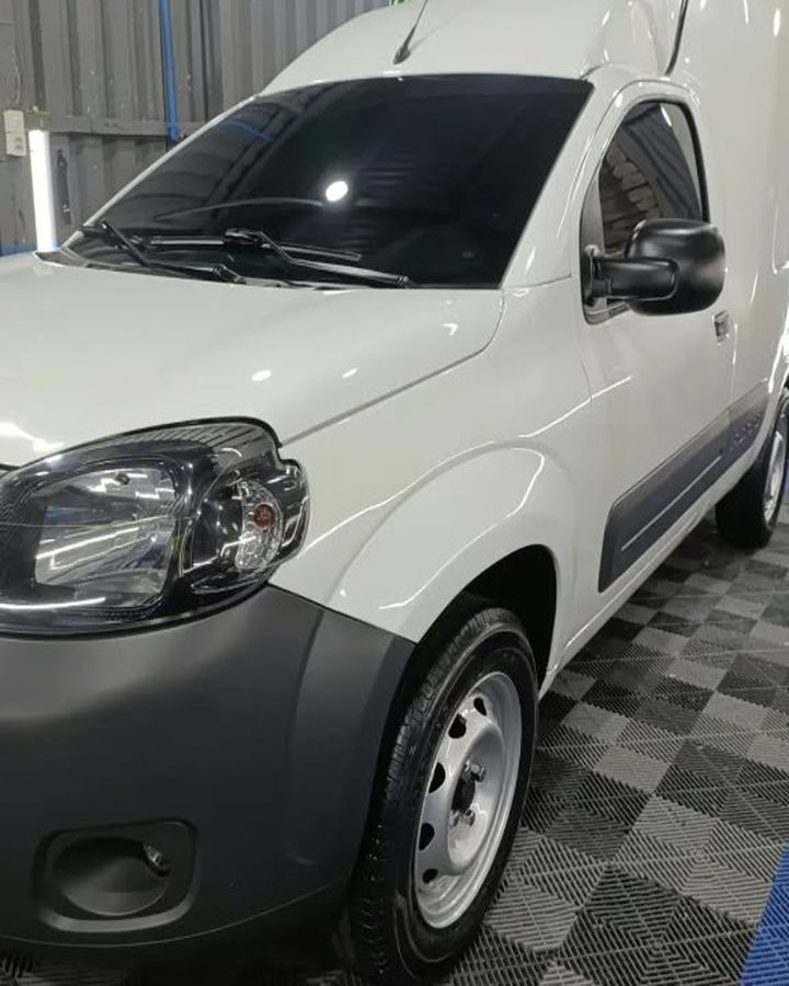 Depois: Fiat Fiorino com para-choque escuro restaurado e farol transparente