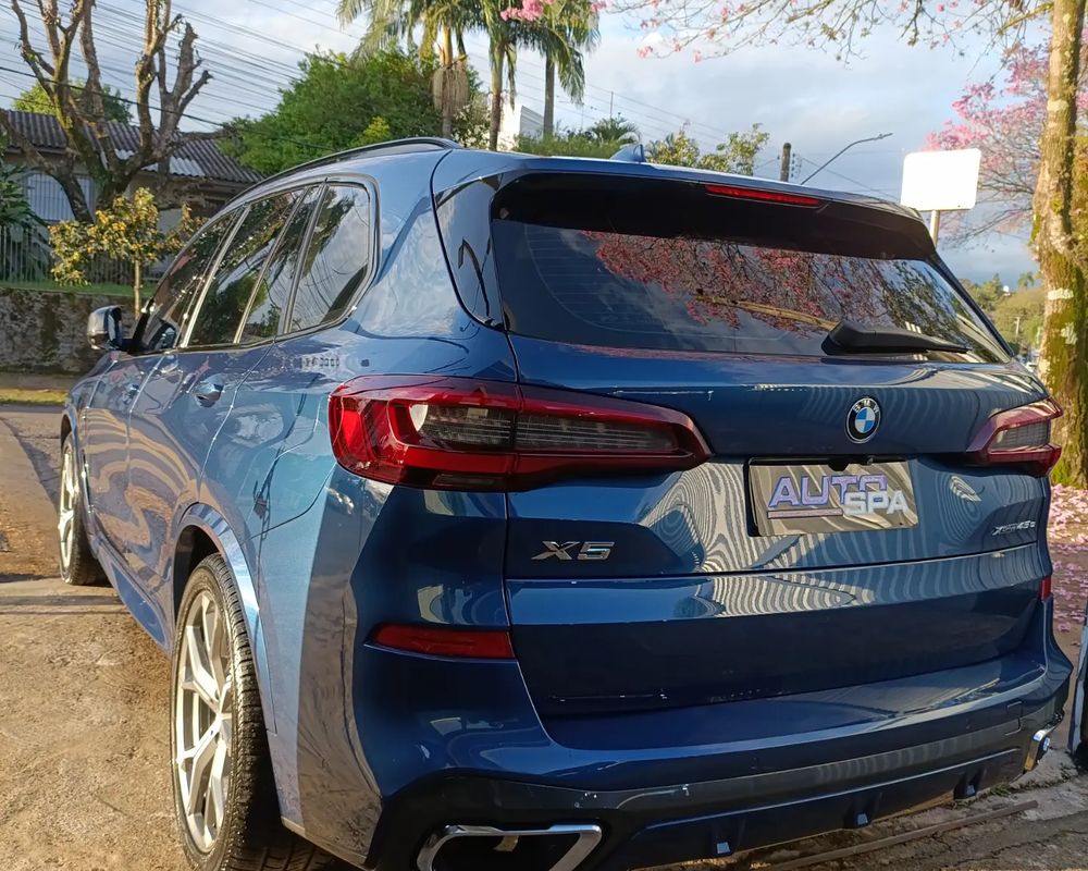 BMW X5 azul atendido pela SPA Auto Solution, com a pintura brilhando