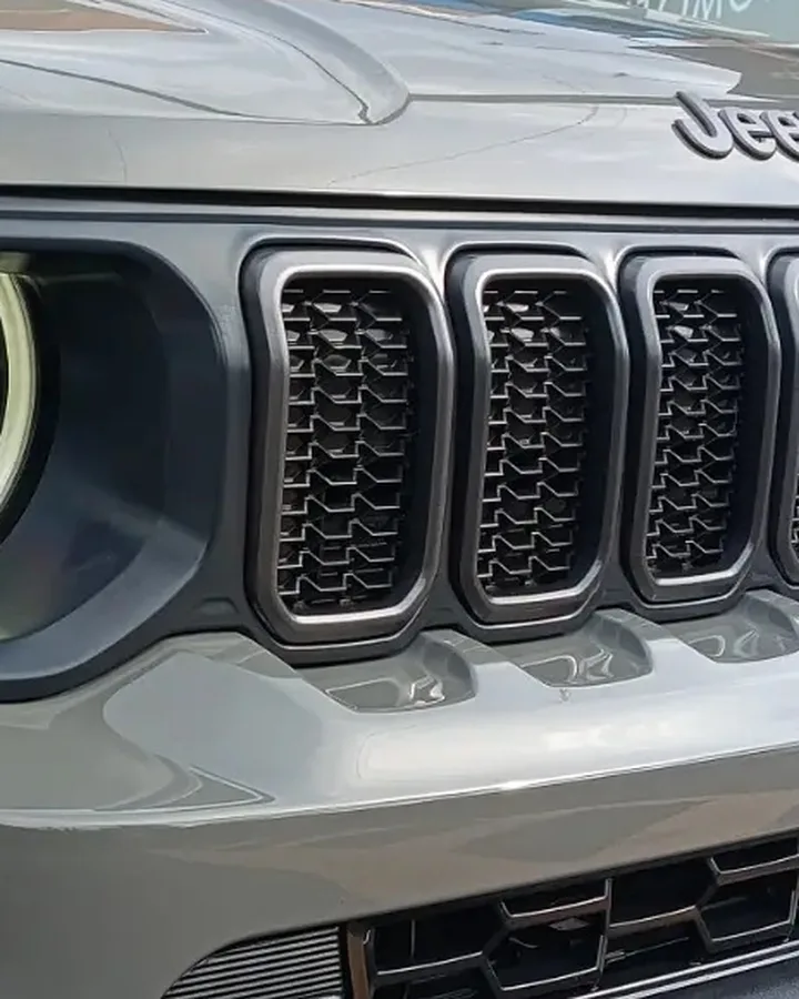 Farol e grade do Jeep Renegade cinza