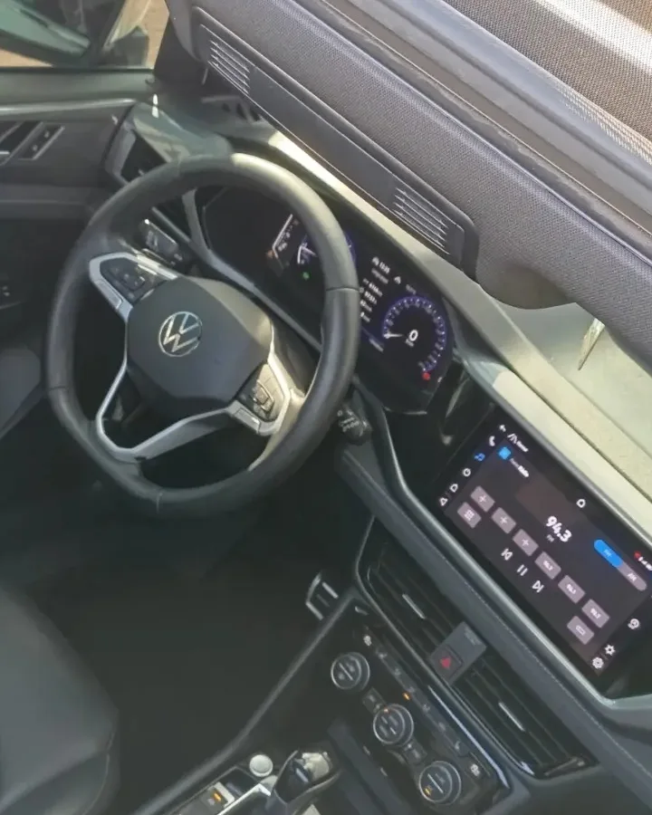 Interior de Volkswagen com volante e central multimídia