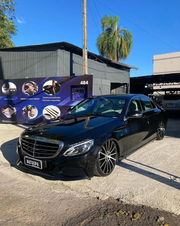 Mercedes-Benz Classe C preta em frente à SPA Auto Solution
